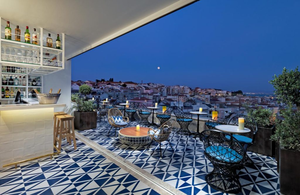 Limão at H10 Duque de Loulé Hotel offers a wide range of classic cocktails, Gins & Tonics and wine with a great view!